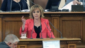 Мая Манолова влезе в парламента с патерици