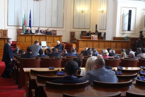 ГЕРБ с 1560 неизвинени отсъствия, обяви Манолова