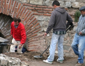 Археолози проучват древните руини на Одеона в Пловдив