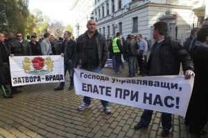 Надзирателите протестират заради ниски заплати