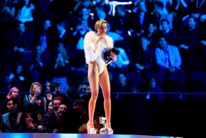Майли Сайръс запали джойнт на сцената на MTV наградите