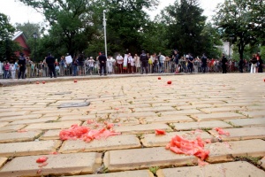 Окупаторите хвърлят домати по Парламента