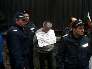 Полиция и протестиращи се сблъскаха заради задържан