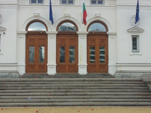 Миризма на развалени яйца се носи около Народното събрание