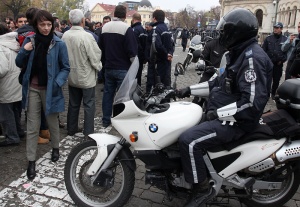 Полиция извежда депутатите през защитен кордон