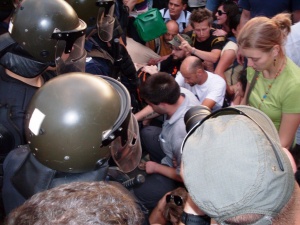 Жандармеристи свалиха щитовете си пред протестиращите