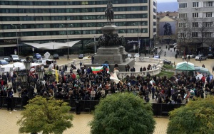 Протестиращи скандират пред парламента повече от шест часа