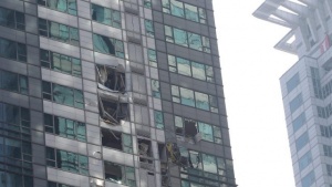 Хеликоптер се удари в небостъргач в Сеул, пилотът загинал