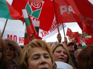 Петя Буюклиева и симпатизантите на Орешарски пеят химна в столицата