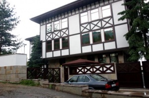 20 души протестираха пред дома на Доган