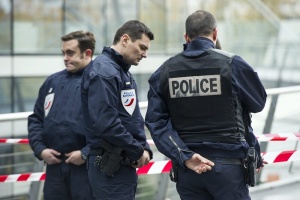 Парижката полиция издирва въоръжен, стрелял из града