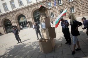 Контрапротестиращи се събраха зад парламента