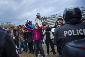 Стена от полицейски автомобили разделя такситата от контрапротеста
