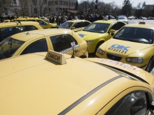 Таксиметровите шофьори чакат министър Папазов с декларация