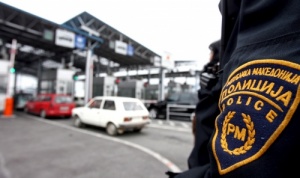 Хванаха трима македонски полицаи, ограбили 11 нелегални мигранти