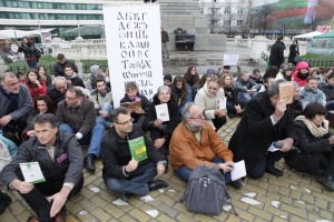 Преподаватели на седящ „конституционен“ протест пред НС