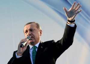 Учител, хвърлил яйце по кола на Ердоган, уволнен и подсъдим