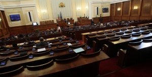 Само 112 депутати влязоха в пленарната зала