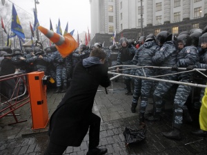 Бити демостранти са се барикадирали в катедрала в Киев