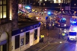 Десетки са заклещени или затрупани под срутения бар в Глазгоу