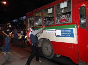 Активисти нападнаха с камъни автобус в Тайланд