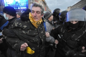 Дванадесет пострадали полицаи на демонстрации в Киев