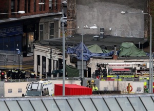 Осем загинали след като хеликоптер падна върху бар в Глазгоу