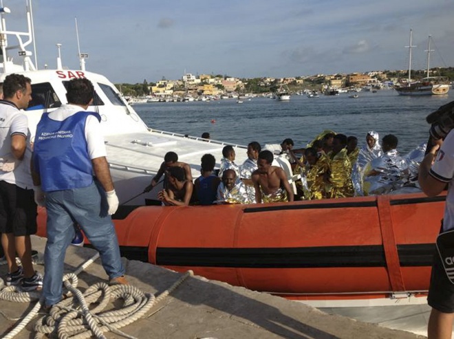 Кораб с поне 70 мигранти потъна край Мианмар