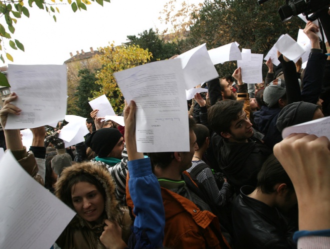 МВР оградено, протестиращите – в градинката на „Св. Седмочисленици“