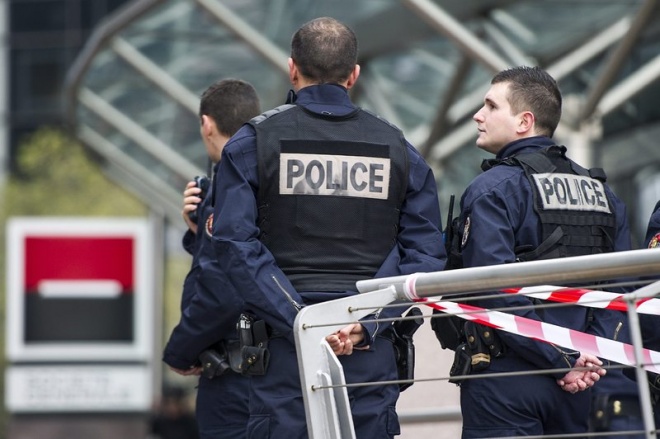 Френската полиция издирва нападателя в Западен Париж