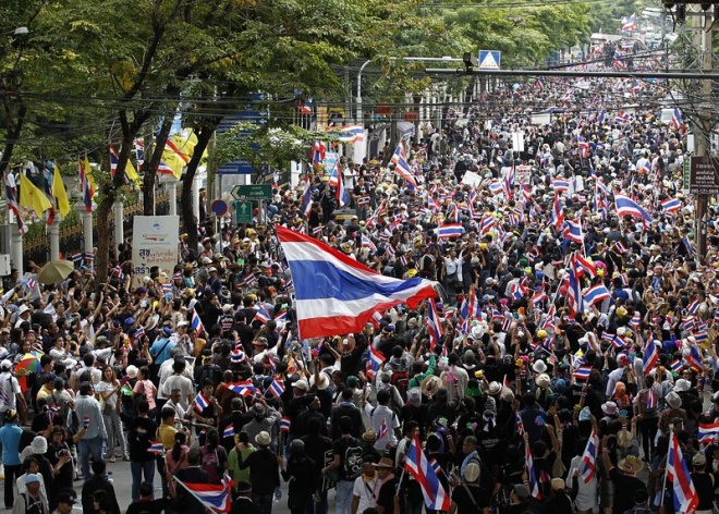 Над сто хиляди искат оставката на тайландското правителство в Банкок
