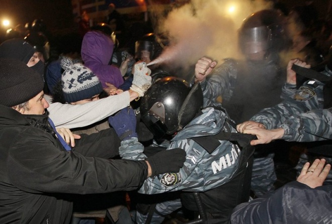Нови сблъсъци между полиция и протестиращи в Киев