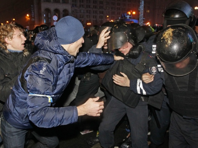 Протестиращите в Киев иззеха автомобил на спецслужбите