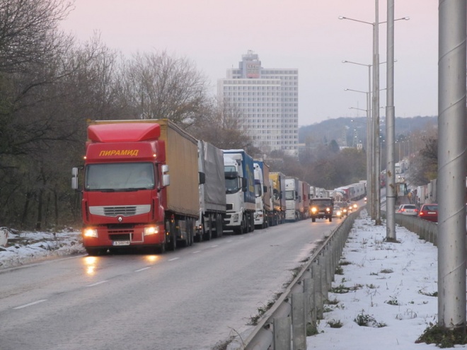 Осем километра опашка от камиони на Дунав мост