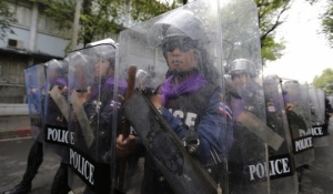 Полицията в Банкок използва сълзотворен газ срещу протестиращи