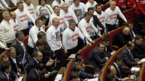 Депутати напускат управляващите в украинския парламент