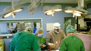 Лекари успешно поставиха тазобедрена става на 101-годишна жена в Лом