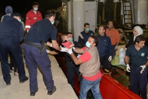Гръцки спасители издирват трима имигранти, отнесени от р. Марица