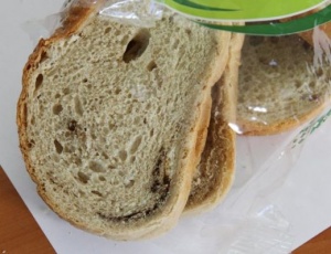 Семейство откри черни петна в хляб