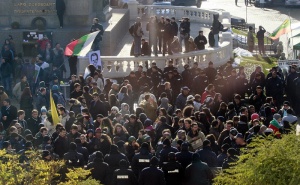 200 протестиращи са се събрали пред НС