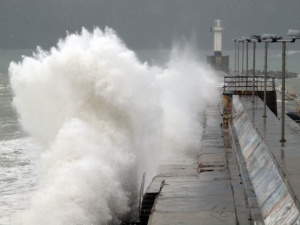 Бурният вятър затвори пристанище Варна