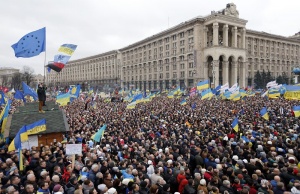 Протестиращи в Киев събориха паметник на Ленин
