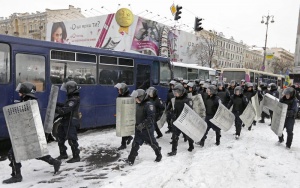 Полицаи блокират централата на опозицията в Киев