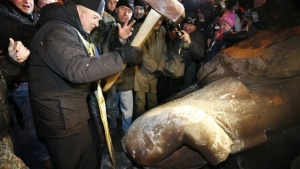 Събориха още един паметник на Ленин в Украйна