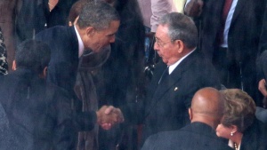 Историческо поздравяване между Обама и кубинския лидер