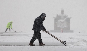 Сняг отмени десетки полети в Истанбул