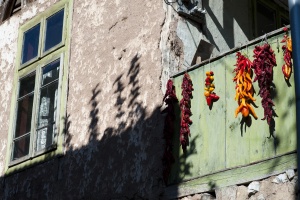 Откраднаха ракията и чушките на пенсионерка