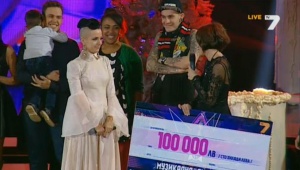 Поли грабна 100 бона, победи в Музикална академия