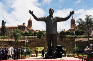 Откриха 9-метрова статуя на Мандела в Претория