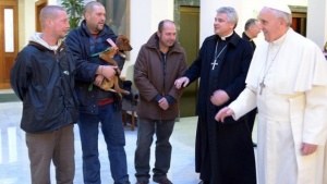 Папата празнува рождения си ден с бездомници
